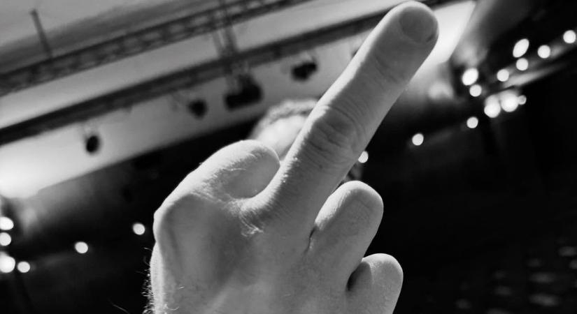 Nem is vártunk mást: középső ujját feltartva üzent a rendszernek, majd kívánt k*rva jó évet Molnár Áron