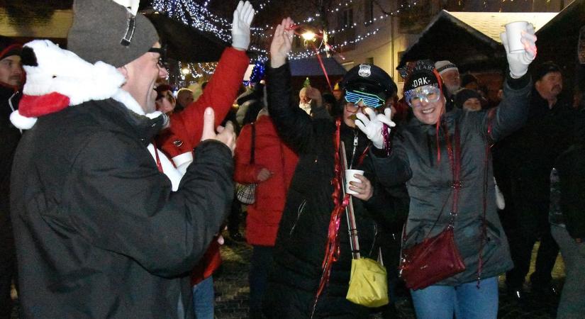 Világhírű zenekarral búcsúztatták az óévet: így tombolt a rockabilly Jászberény központjában