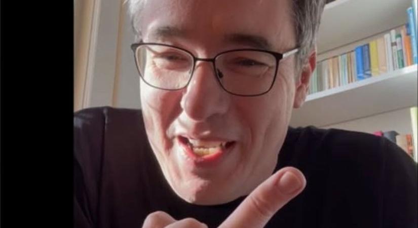 A jóllakott napközis szúnyogcsődör is bekeményített szilveszterkor, és bemutatta a középső ujját a kormánynak, tiltakozása jeléül