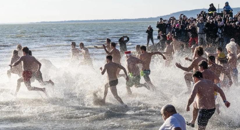Több százan rohantak be a fagypont körüli Balatonba, hogy megkaparinthassanak egy karácsonyfát