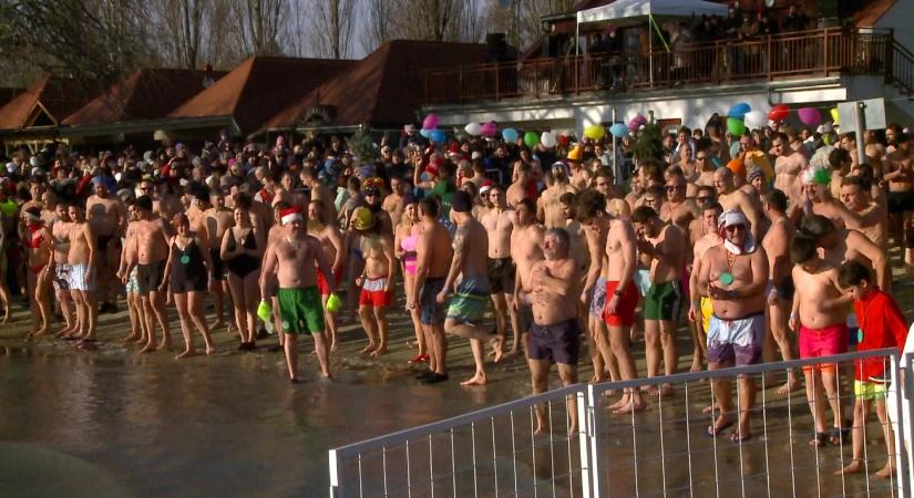 Több százan gázoltak a másfél fokos Balatonba