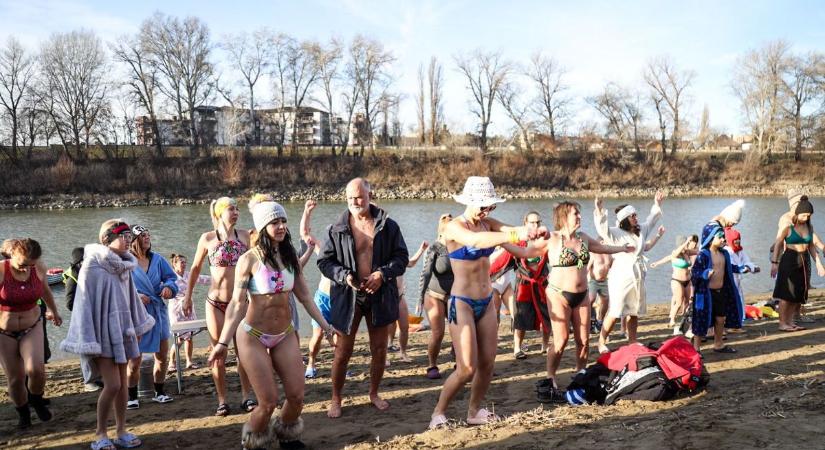 Legalább ötvenen merültek bele a jéghideg Tiszába – videóval, képgalériával