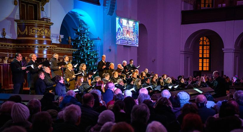 Csodás dallamok csendültek fel a debreceni Református Nagytemplomban az év első napján – fotókkal
