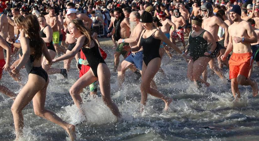 Sokan köszöntötték az új évet a szigligeti újévi csobbanáson (galéria, videó)