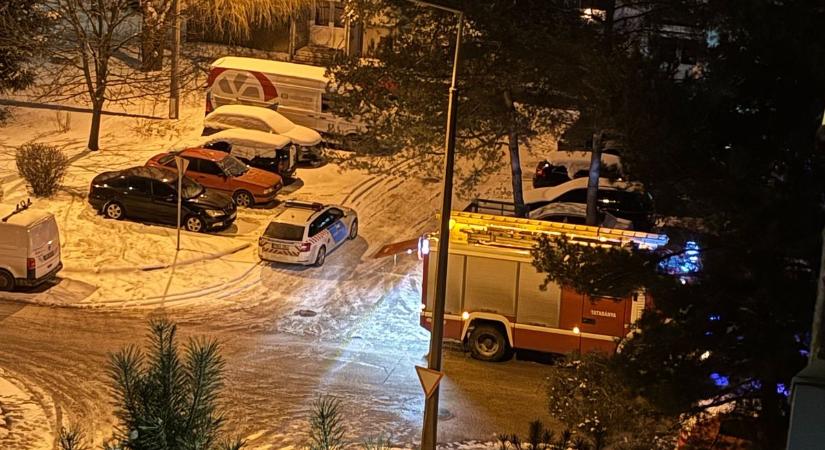 Rendőr, tűzoltó, mentő jelent meg a lakótelepen, megtudtuk, mi történt helyszíni videó