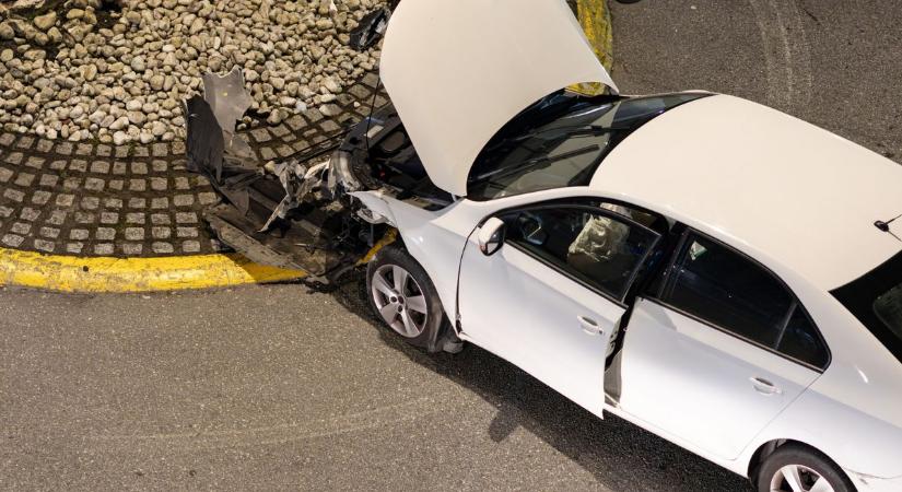 Kiegyenesített egy kanyart egy autó, fennakadásra kell számítani a forgalmas szakaszon