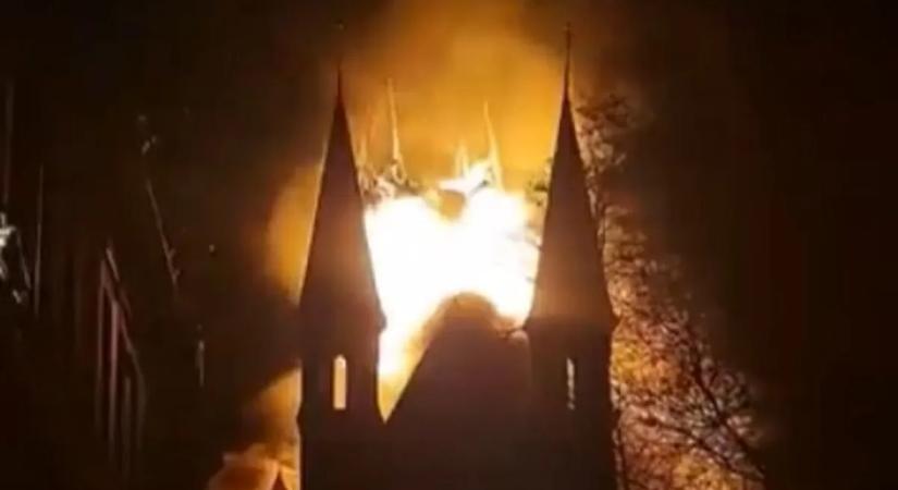 Pusztító tűz szilveszterkor: lángra kapott a templom, porrá égett az épület – Videó!