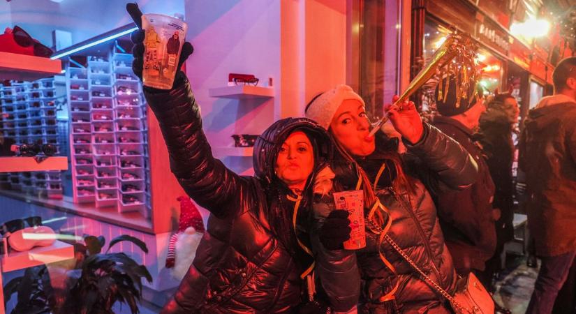 Így köszöntötték az új évet Veszprém belvárosában! (galéria, videó)