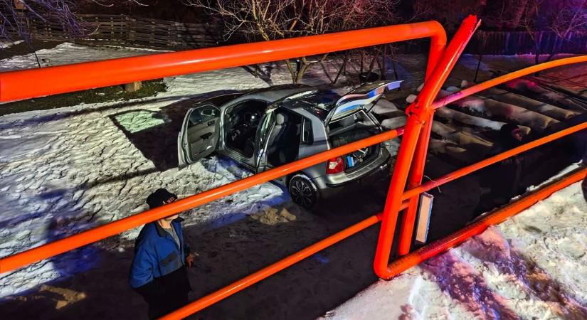 Átszakította a korlátot és lerepült az útról egy autó Ajkán (helyszíni fotók)