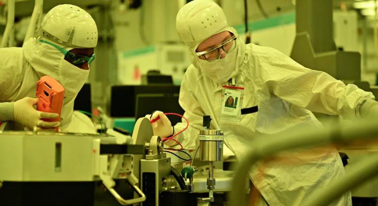 Kézzel írta ki a Samsung titkait, Kínában landolt a tudás