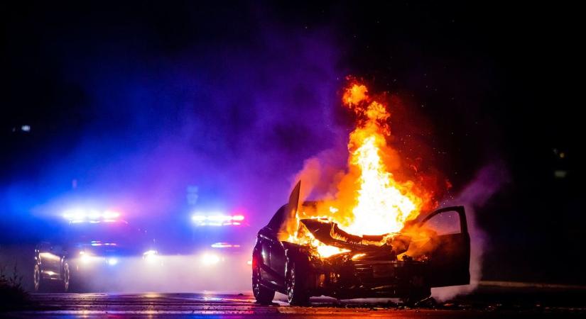 Ijesztő újévi incidens: kigyulladt egy autó Baranyában, az utasok az utolsó pillanatban menekültek