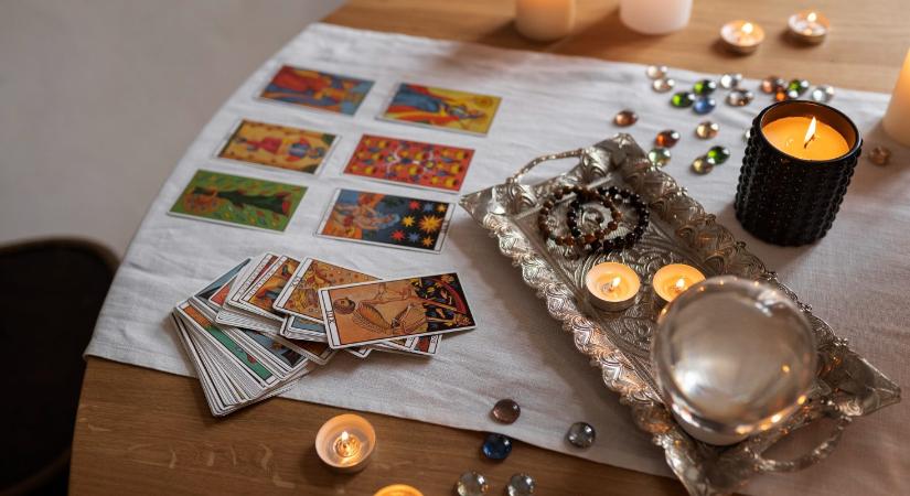 Tarot kontra pszichoterápia: miért választják egyre többen a kártyákat a pszichológus helyett?