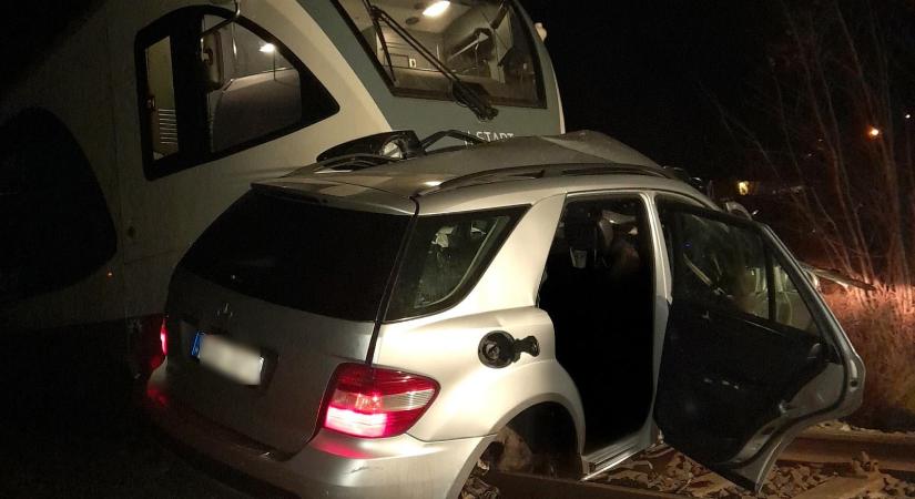 Tilos jelzésnél hajtott átjáróba Sátoraljaújhelynél egy autó, mind a négy utasa meghalt, amikor jött a vonat