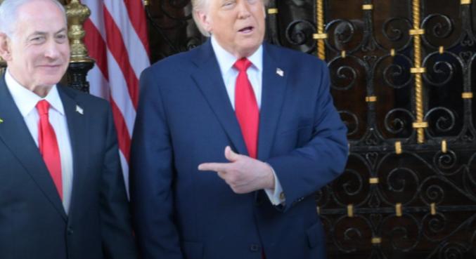 Izrael-díjjal tüntetik ki Donald Trumpot