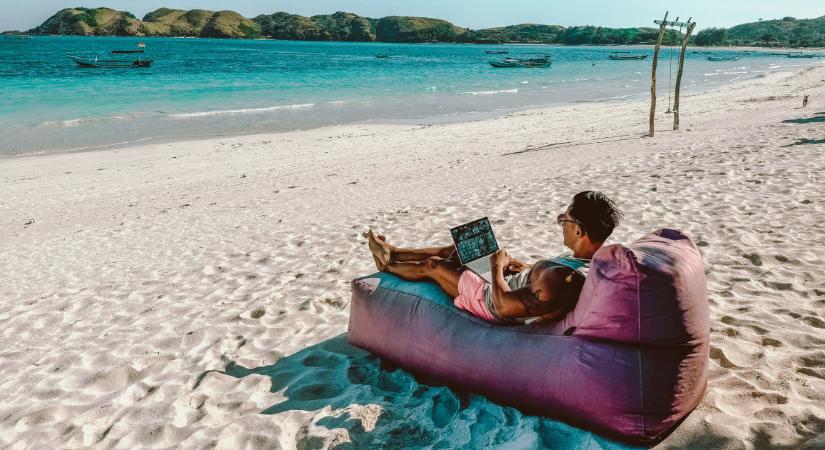 Egyre több fiatal tér vissza az irodába, hogy megmentse karrierjét