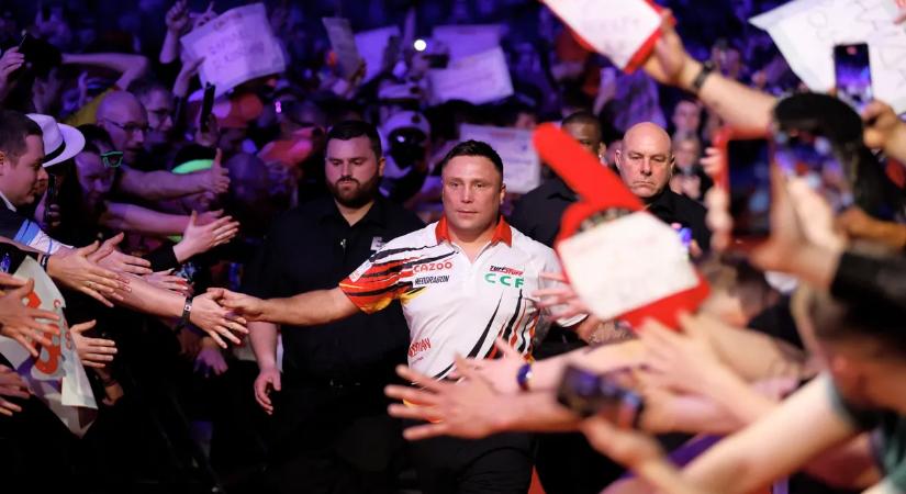 Üzent a darts világbajnoka: ki akarja ütni az angol válogatott sztárfocistát