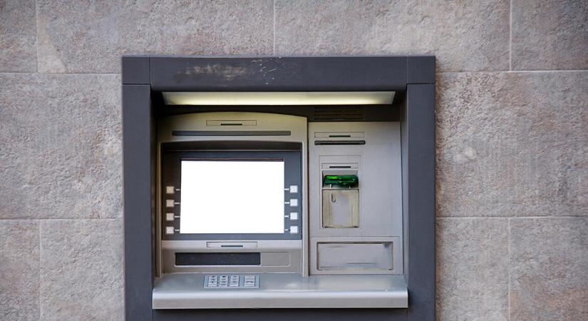 Duplázódik az ingyenes készpénzfelvétel, a bankoknak fájni fog
