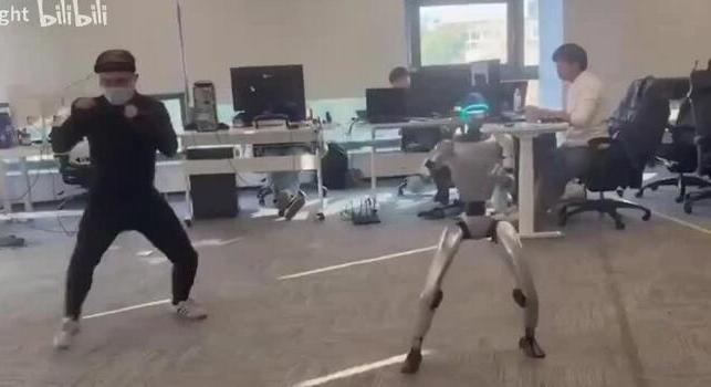 Ágyékon rúgta a kezelőjét egy kínai robot – videó