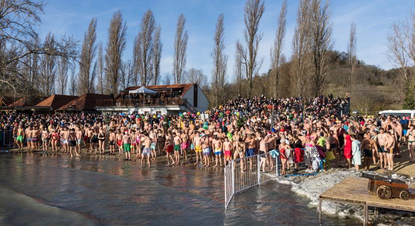 Több százan mártóztak meg a fagyos Balatonban az év első napján (index.hu)