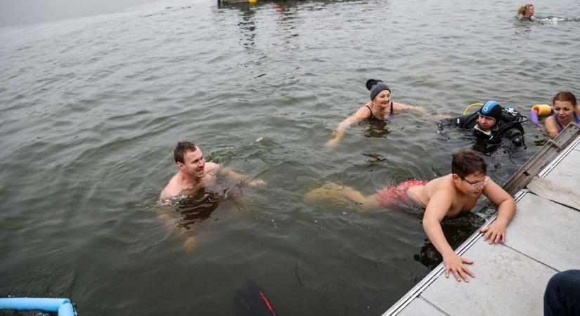 Jeges csobbanás, pingvinséta, ingyenes koncert: íme, az év első hétvégéjének programjai a Jászkunságban!