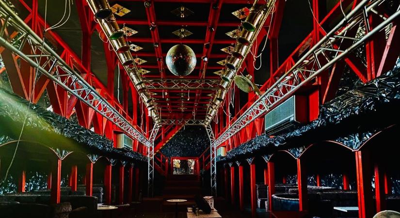 Új fotók az elhagyatott „piros diszkóról”, ahol ma legfeljebb csak a szellemek ropják ( galéria)