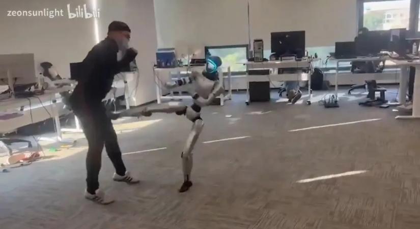 Itt az első ember, akit ágyékon rúgott egy robot – videó