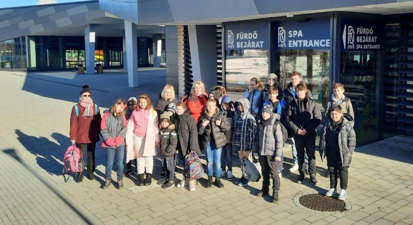 Évzárásként élményfürdőzhettek az állami gondozott gyermekek