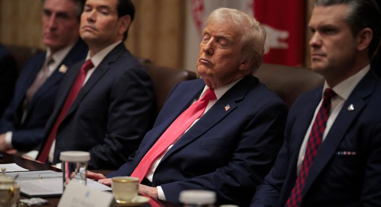 Donald Trump elárulta, miért vannak folyamatosan zúzódások a kezén