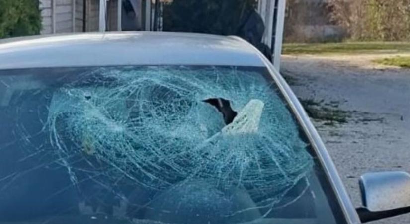 Nem bírt magával szilveszterkor: parkoló autót rongált meg Balatonakarattyán (videó)