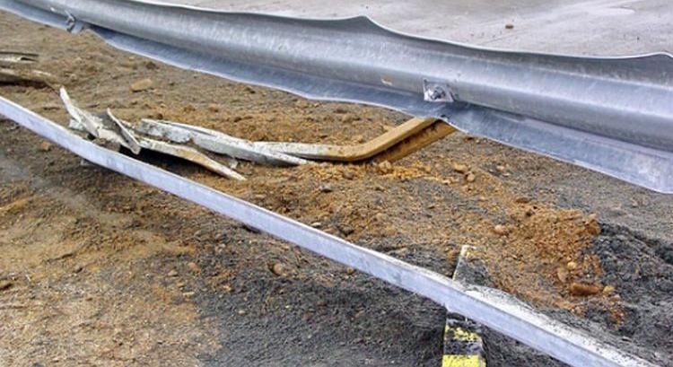 Korlátnak ütközött egy autó Derecskénél