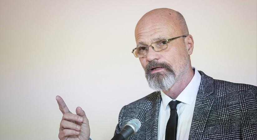 Zacher Gábor szerint a magyar éjszaka képe „sötét”