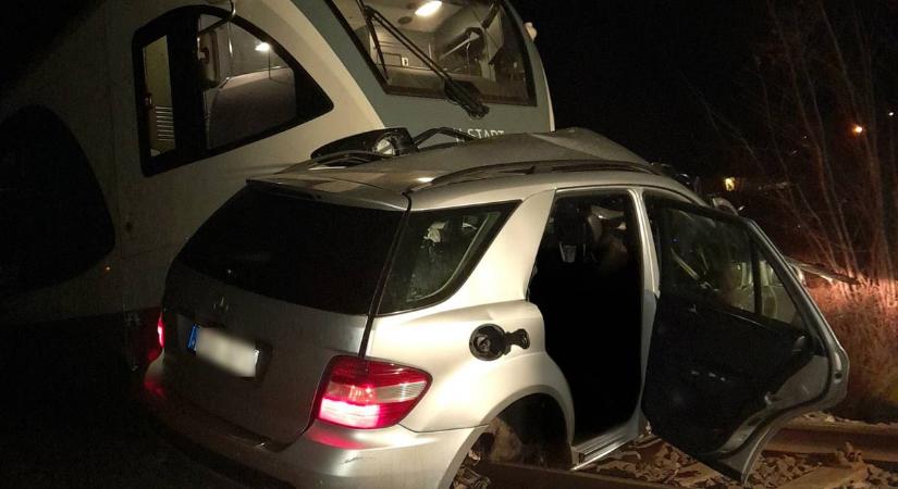 Négyen meghaltak egy vonattal ütköző autóban Magyarországon