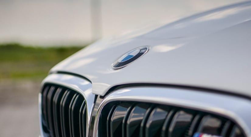 3 tinédzser halt meg egy esti autóbalesetben – teljesen összeroncsolódott a BMW