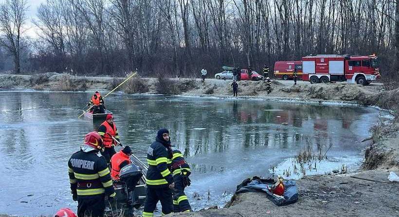 Horgászbaleset: folyóba esett két férfi