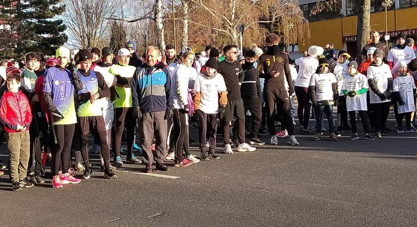 Szilveszteri futás: csaknem 600-an tették meg a 2026 méteres távot ( videó)