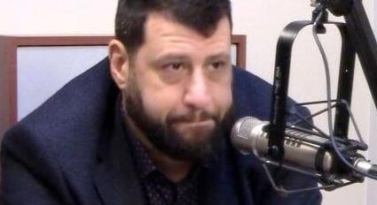 Rendőrök igazoltatták a Puzsér Róbert lakásáról távozókat