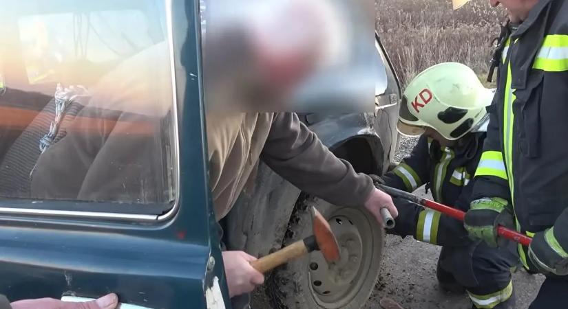 Ebben még volt vas? Lada Niva szerelés tűzoltókkal