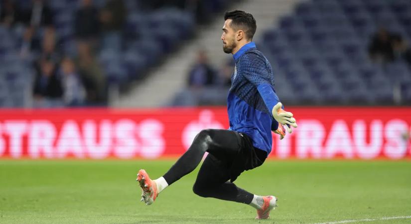 Szándékosan hátba rúgta csapattársát a válogatott kapus – videó