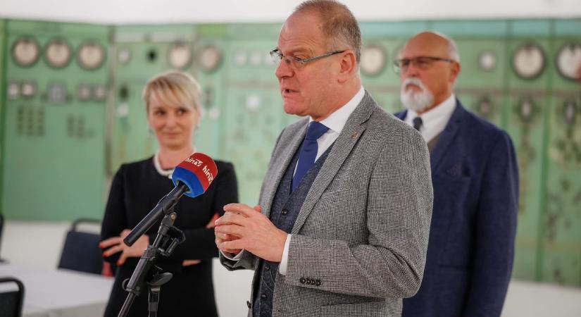 Fehér asztalnál rabolná ki a kormány az egrieket, jönnek tárgyalni az elvonásokról, közben Abasár kapott 26 ezer forintot - fejlesztésekre!