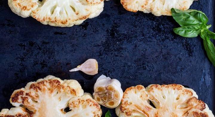 Tepsis, fokhagymás karfiolsteak: könnyű fogás vagy köret is lehet