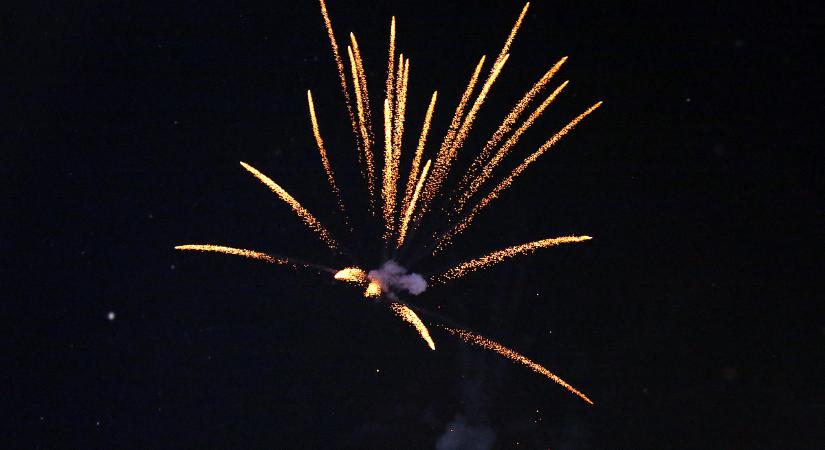 Sokan segélyhívóval kezdték az évet: porig égő családi háztól a 15 éves fiatal sérült kezéig