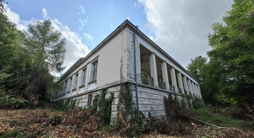 Megválna az állam a nemrég felújított köztársasági elnöki rezidenciát is magában foglaló villaparktól