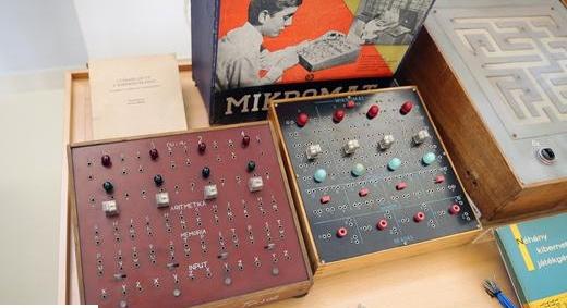 A PC-korszakot is megelőzte a hazai informatikai oktatás úttörője