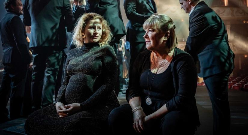 Nagy pocakkal állt színpadra a Vígszínház színésznője