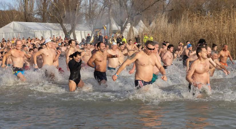 Újévi jeges fürdőzés Szigligeten: idén sem maradt el a balatoni csobbanás