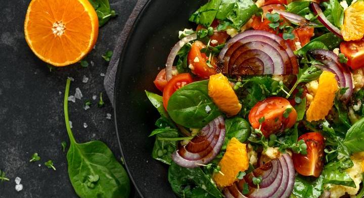 Könnyű kuszkuszsaláta zöldségekkel: gyors és egyszerű ebéd