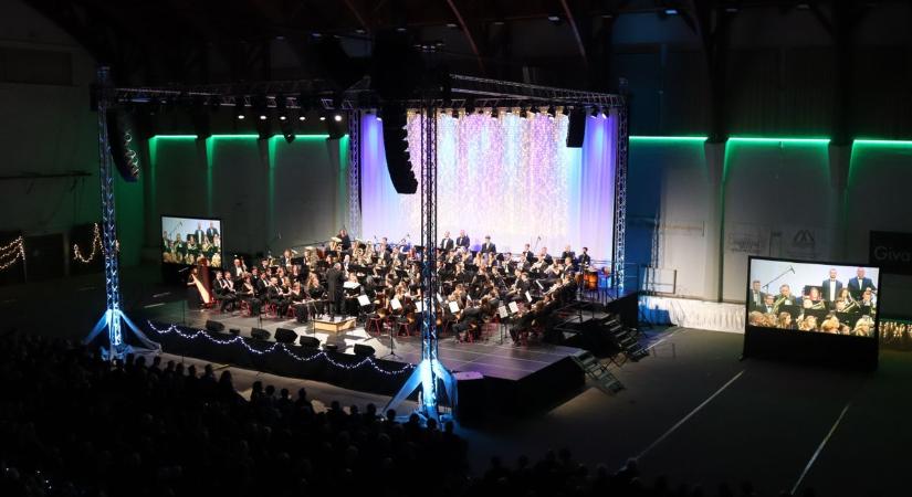 Megtelt a sportcsarnok – zenével köszöntötték az újévet Makón (galéria)