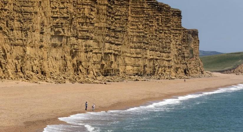 Sziklaomlás sokkolta a turistákat, csoda, hogy élve megúszták – videó