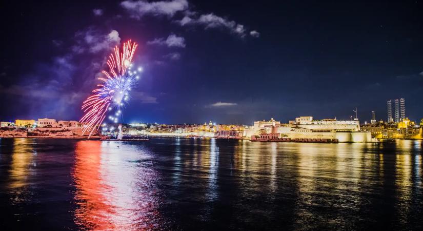 Zátonyra futott kirándulóhajó a Dunán: a fedélzeten szilveszterezett 200 utas