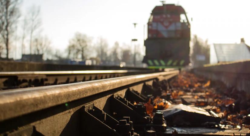 Halálos baleset vasúti átjáróban: vonat elé hajtott egy személyautó